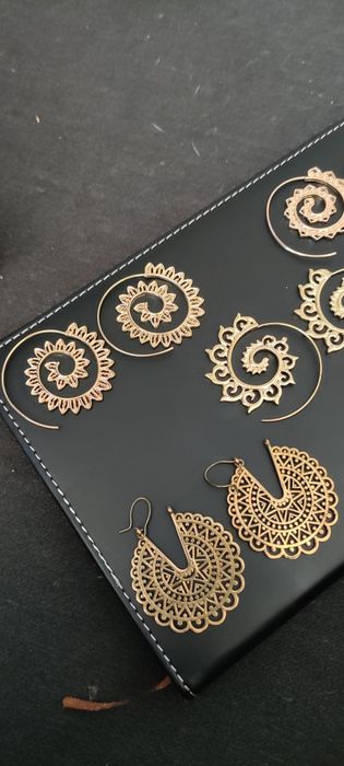 Vendo brincos dourados