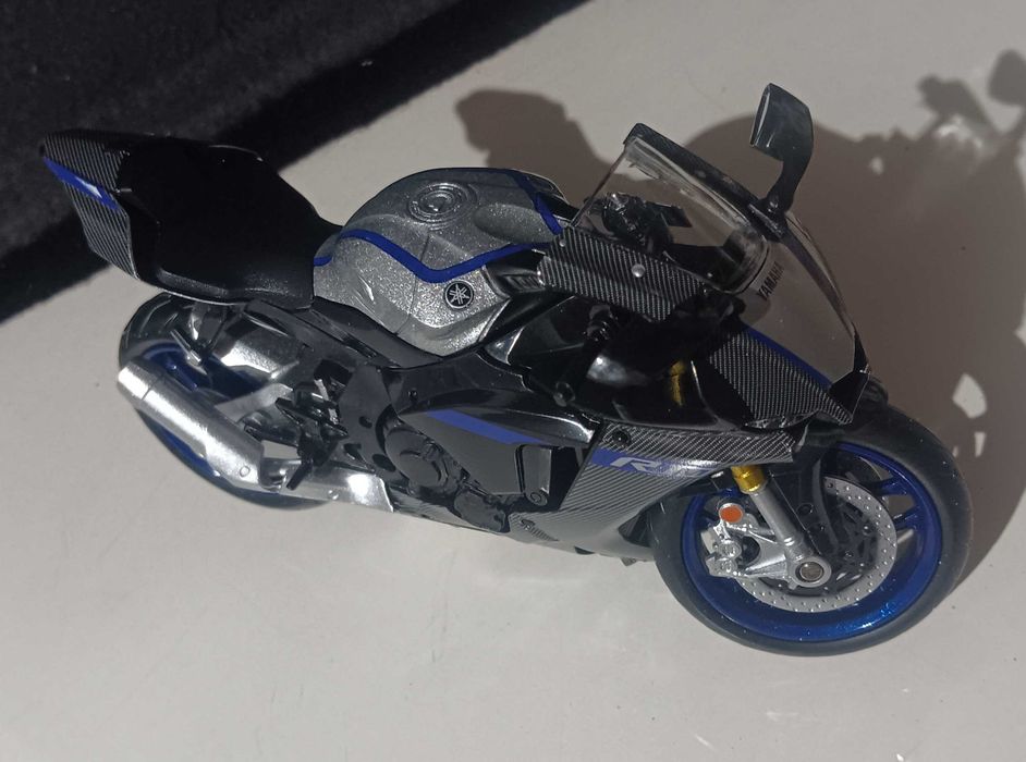 Yamaha r1M carbon