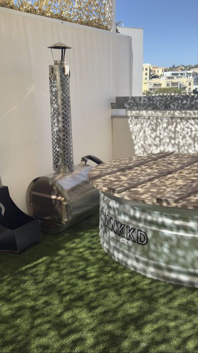 Vendo conjunto para jacuzzi/banho nórdico exterior, ideal para jardim, terraço ou alojamento local.