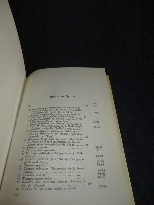 Livro Estudo e Classificação das Rochas por exame Macroscópico