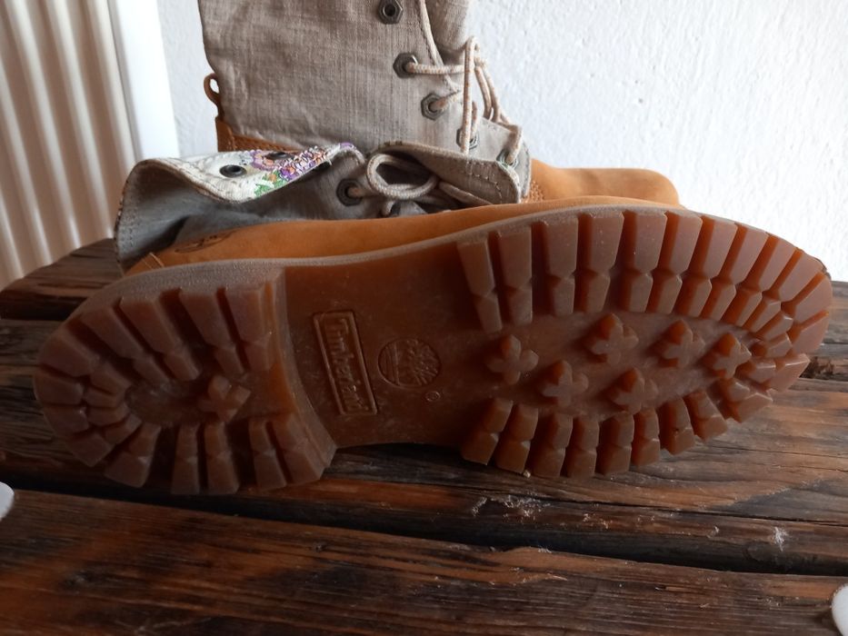 Timberlandy,trapery w kolorze biszkoptowym.