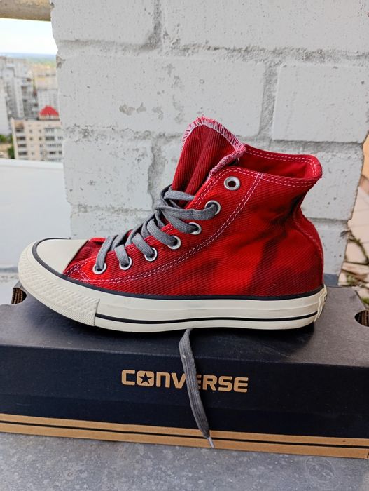 Convers кеди лимитована серія.