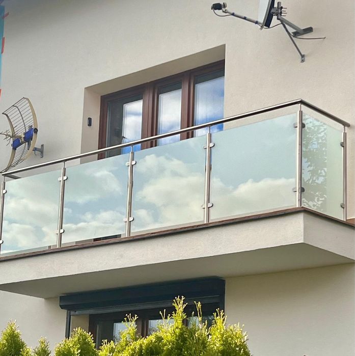 Balustrada nierdzewna z czarnym szkłem