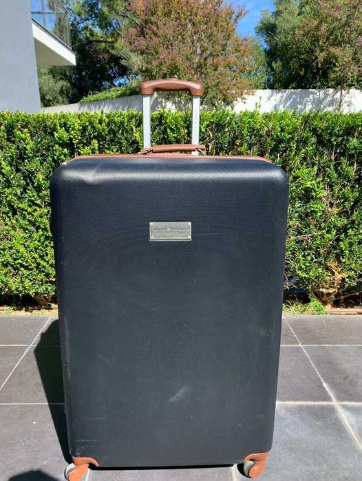 Mala de viagem grande com 4 rodas (marca Tommy Hilfiger)—em bom estado
