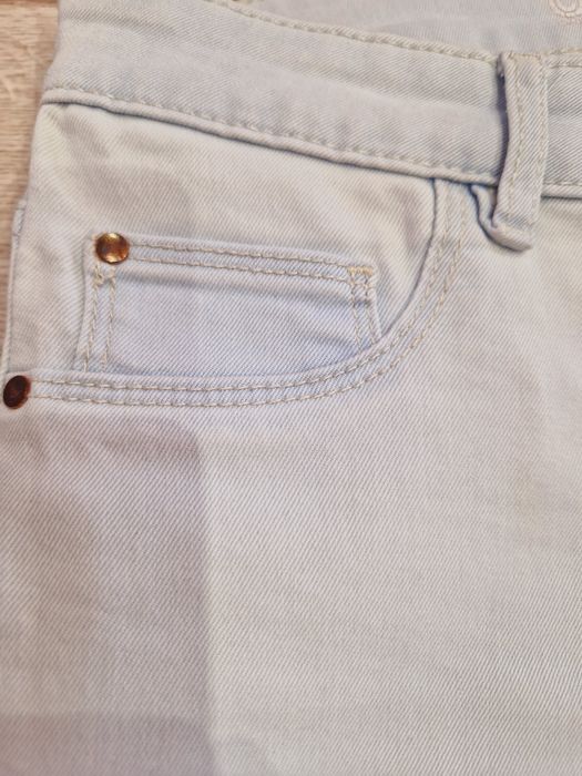 Jasnoniebieskie jegginsy