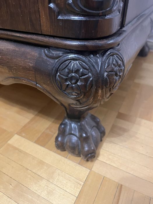 Stylowy bufet z litego drewna — elegancja i solidność