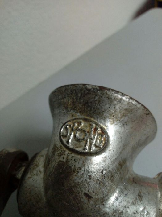 Máquina de picar carne antiga