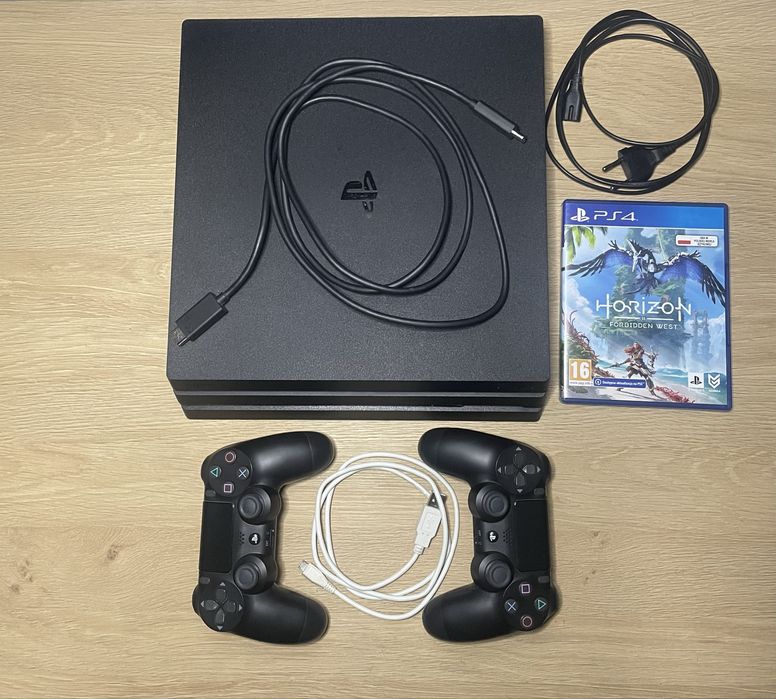 PS4 PRO 1TB + 2pady + 2 gry. konsola po pełnym czyszczeniu.