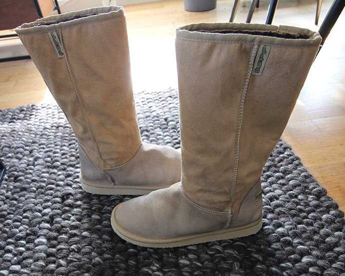 Botas de cano alto em camurça bege quentes da Beppi