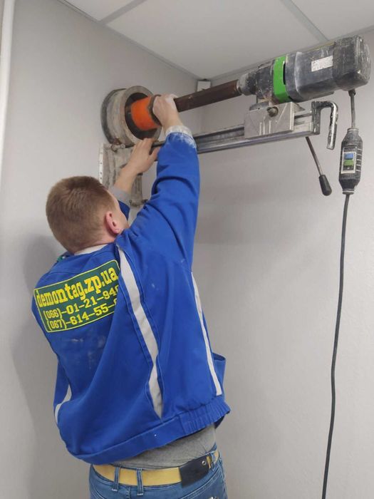 Установка алмазного сверления. Алмазное бурение. Отверстие под вытяжку