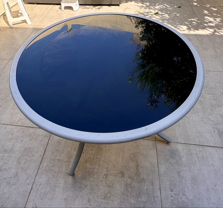 Mesa redonda de exterior Ø120 cm | tampo em vidro preto | 5–6 pessoas