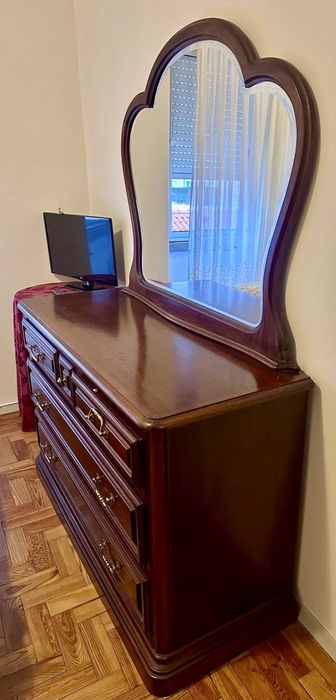 Quarto de casal completo em madeira - cama de casal , roupeiro cómoda e mesa de cabeceira