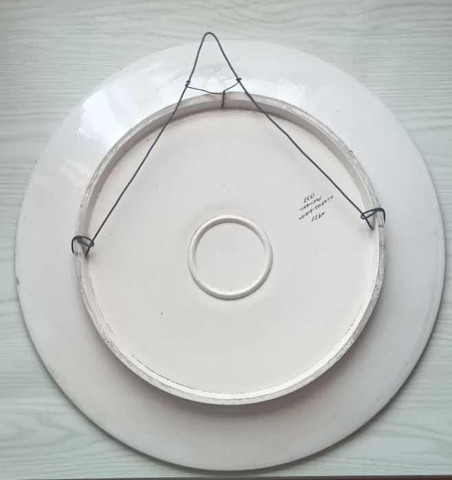 Prato em cerâmica quase centenário