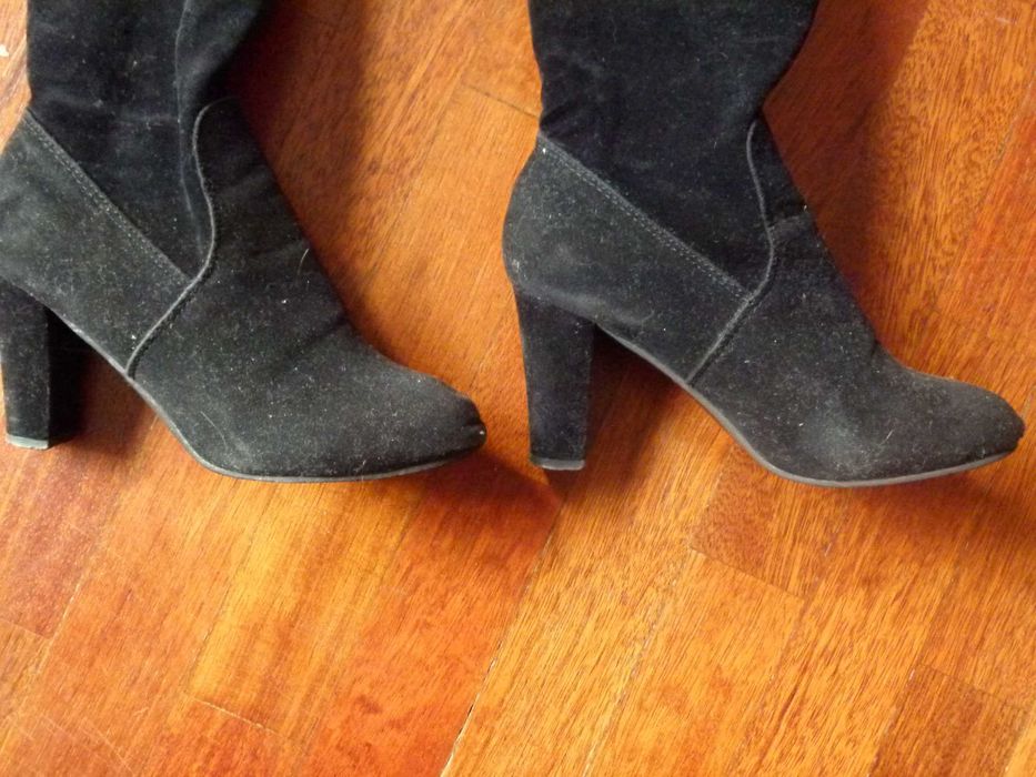 Botas pretas mulher tam 37 em muito bom estado.