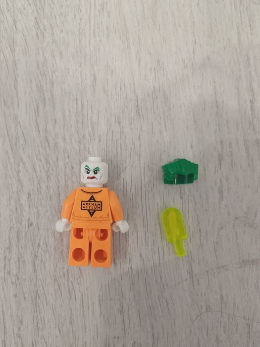 Figurka Lego Batman Joker (strój więzienny)