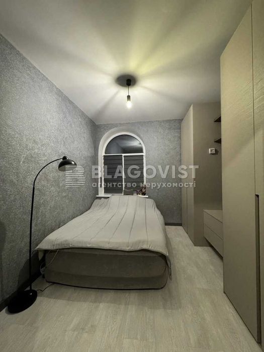 Продаж 2-к квартири Поділ вул. Щекавицька Сталінка цегла
