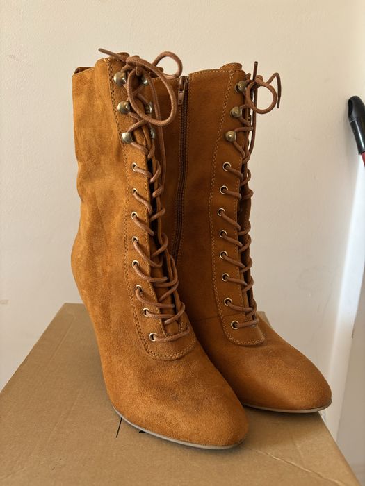 Botas camurça com fecho e atacadores