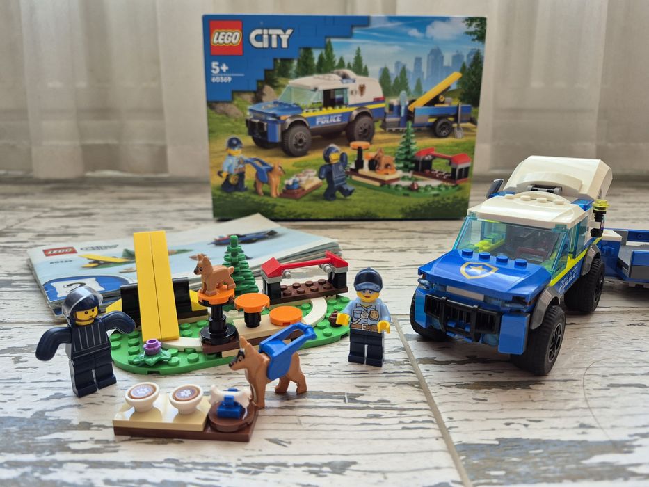 Конструктор LEGO City Мобільний майданчик для дресерування поліцейських собак (60369)