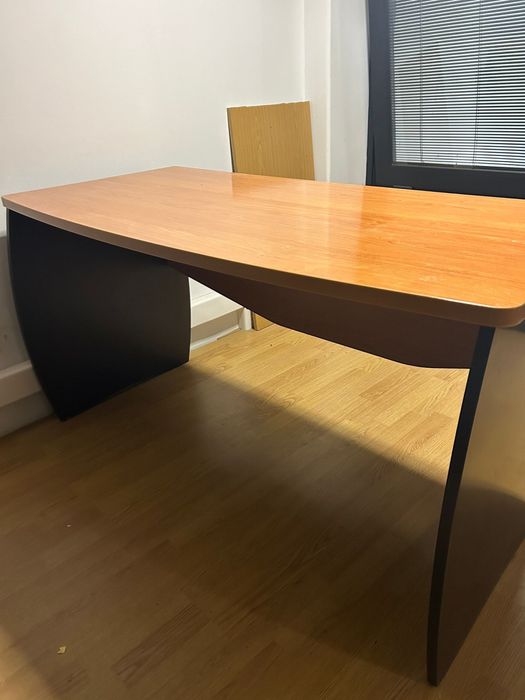 Secretaria de escritorio com design curvo