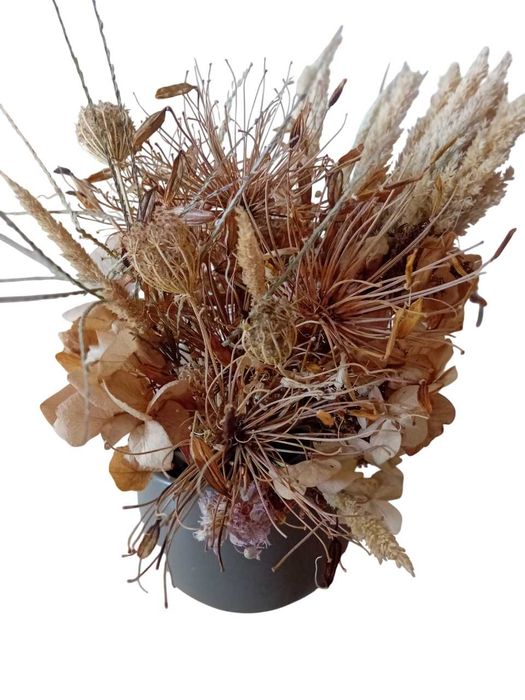 Ramos de flores secas em vaso decorativo