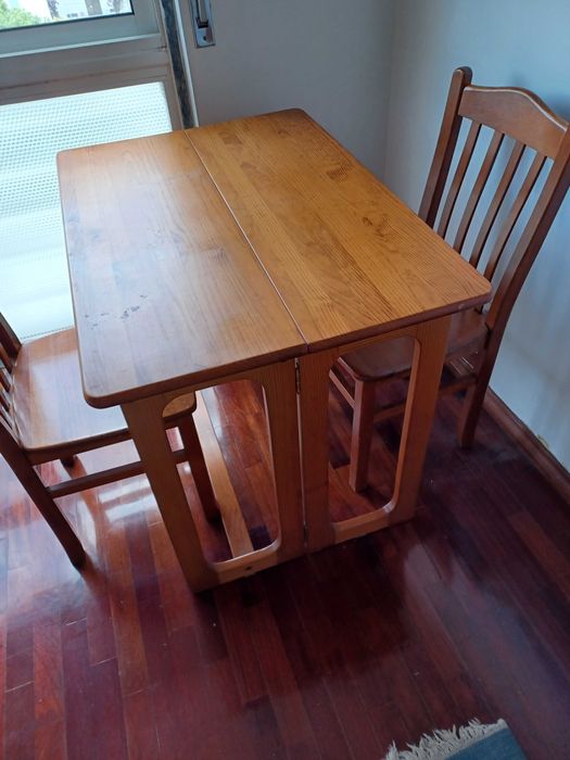 Mesa de fechar com duas cadeirass