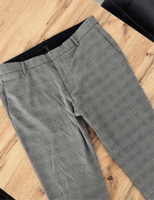 Materiałowe spodnie męskie w kratkę typu chinosy H&M