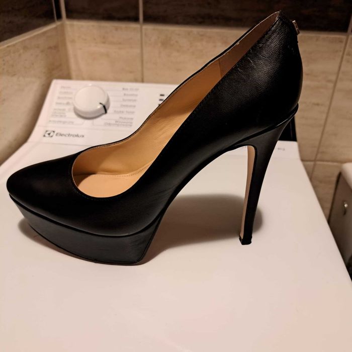 Szpilki Guess na platformie