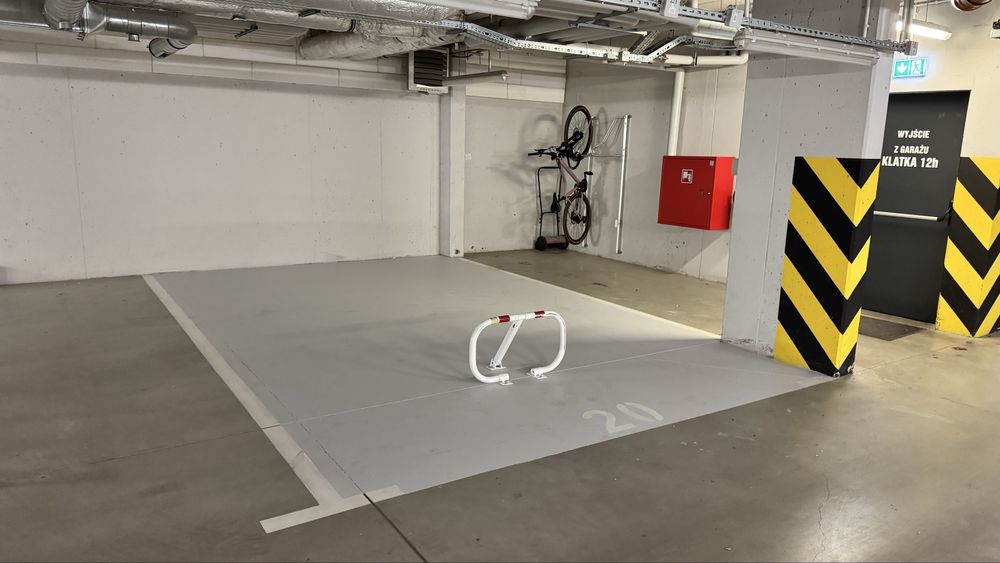 Wynajmę duże miejsce postojowe na samochód + motor + rowery ul.Rybnicka
