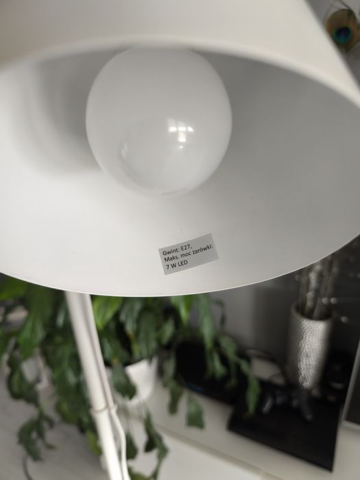 Biała lampa z regulacją wysokości