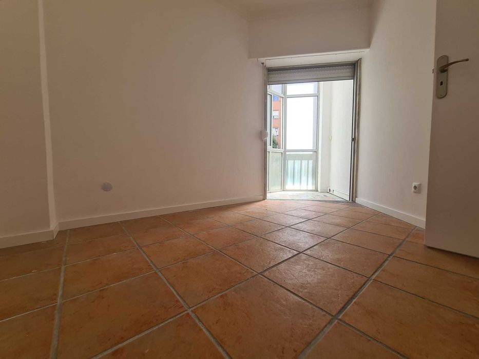 Apartamento T2 transformado em T3 — Rua Prof. Rui Luís Gomes, 11,  Mem Martins