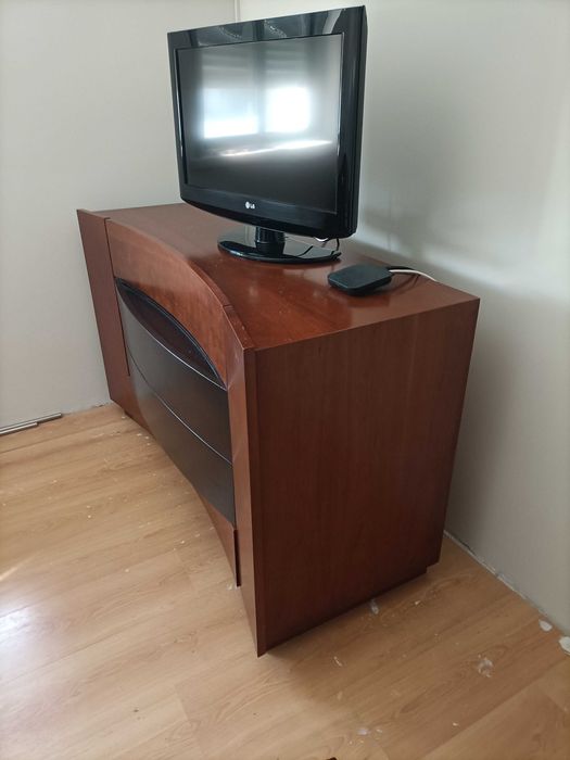 Quarto de casal (cama + mesas de cabeceira + comoda)