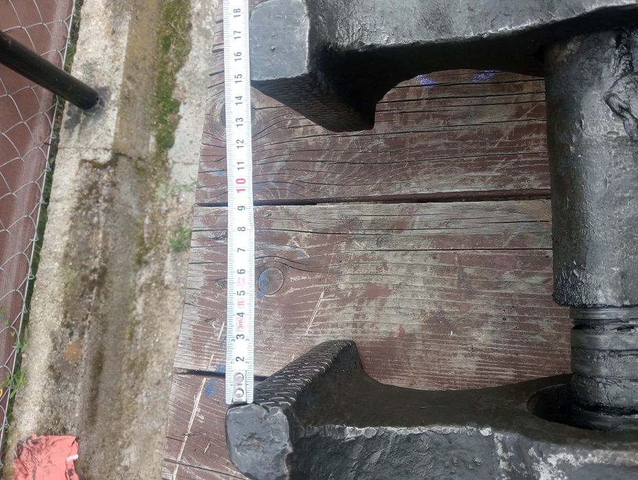 Kowalskie starej produkcji imadło o wadze 67.55 kg
