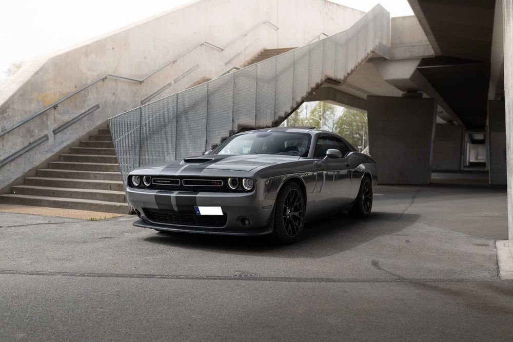 Dodge Challenger V8 na wynajem | 5.7L i 6.4L Widebody Wrocław