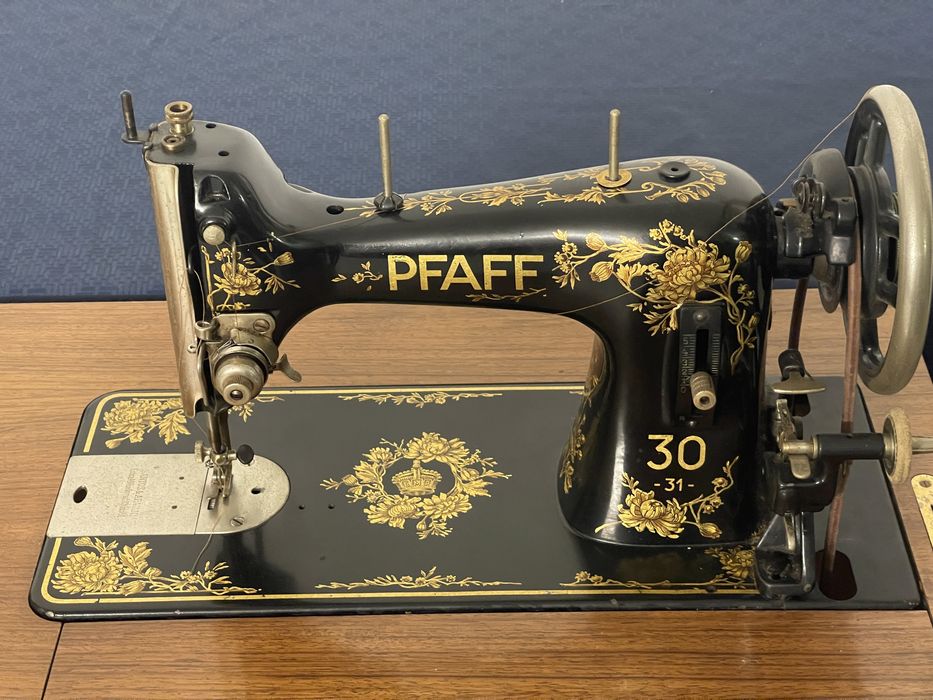 Máquina de costura PFAFF de pedal com móvel original – séc. XX