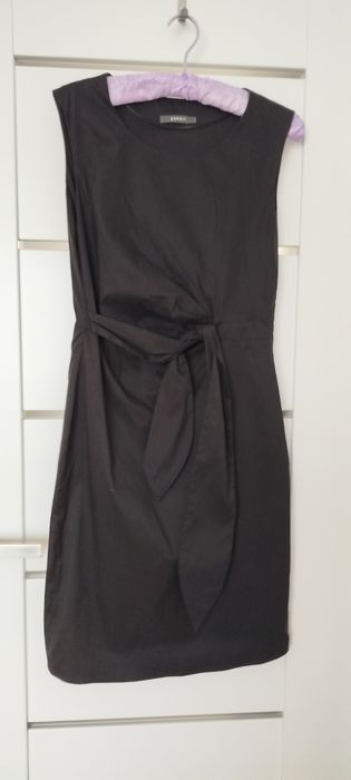Czarna, taliowana sukienka ESPRIT midi