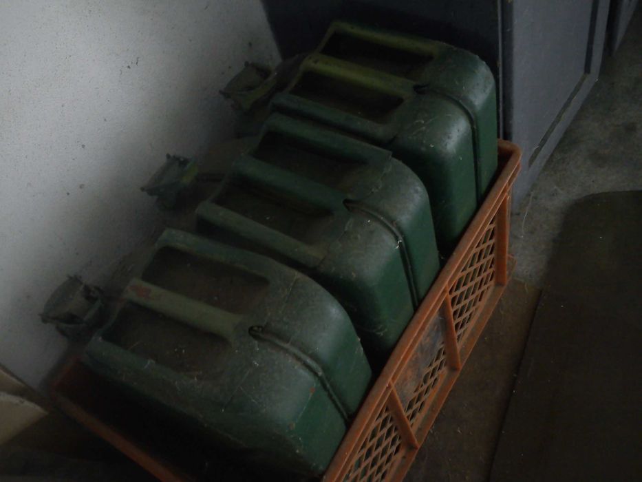 kanister kanistry z lat PRL ZSRR zielony super stan ładne metalowy