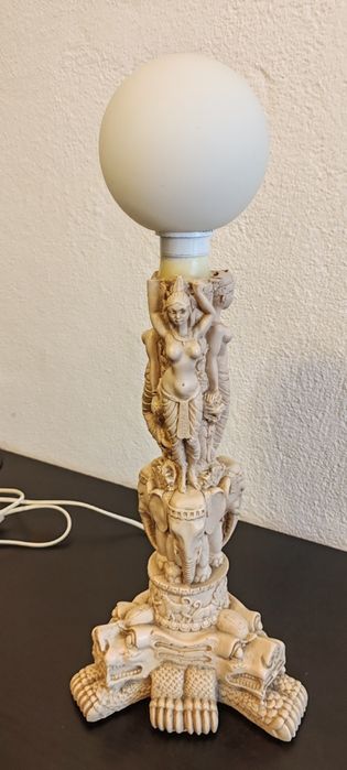 Candeeiro de mesa com motivos indianos