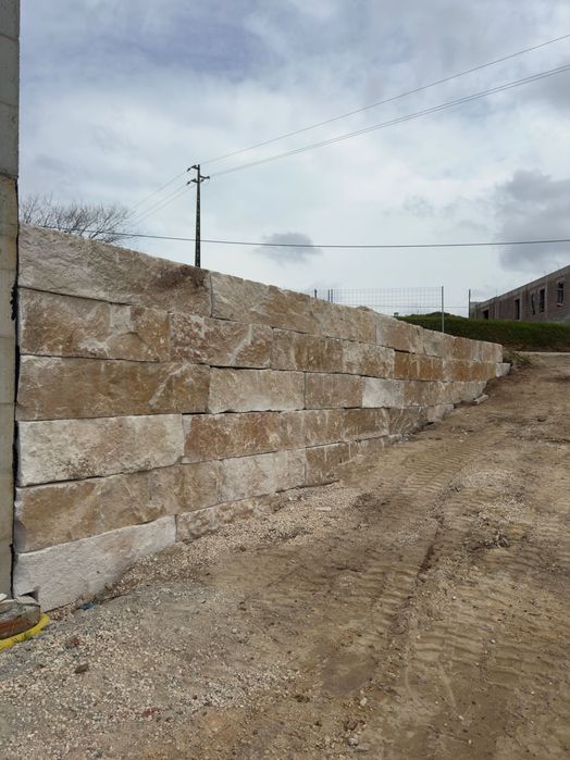Construção de muros em pedra natural