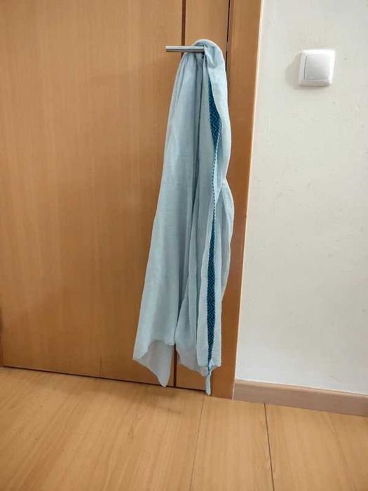cachecol ou echarpe de um tom de azul claro