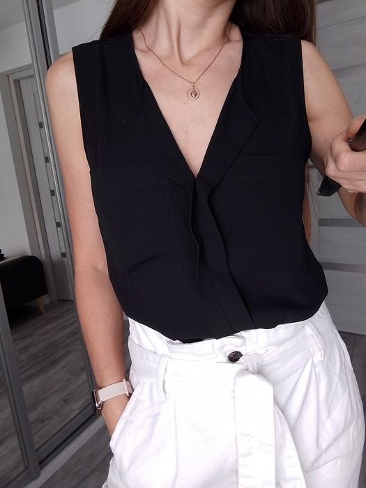 Czarny top bluzka koszula bez rękawów Basic w serek lekka elegancka