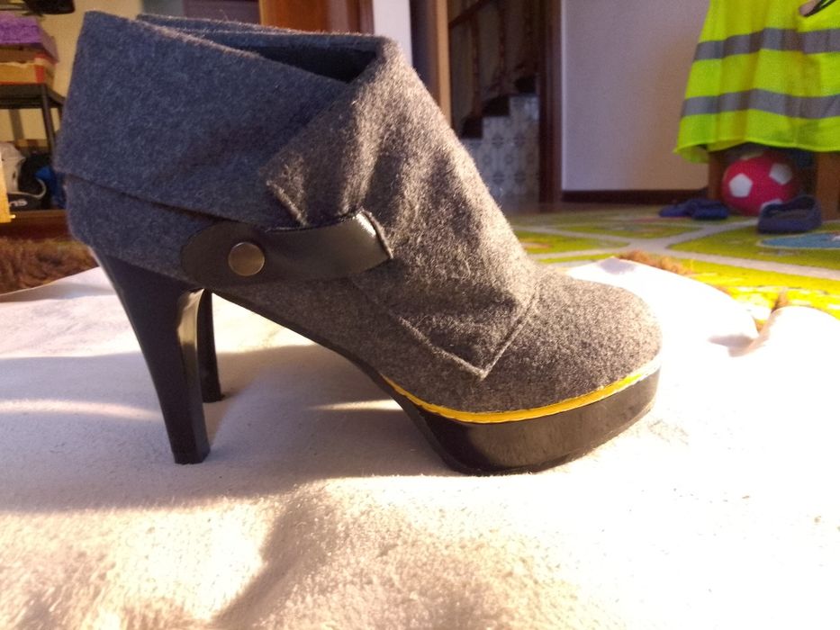 Par de botins de feltro cinzento NUNCA USADOS