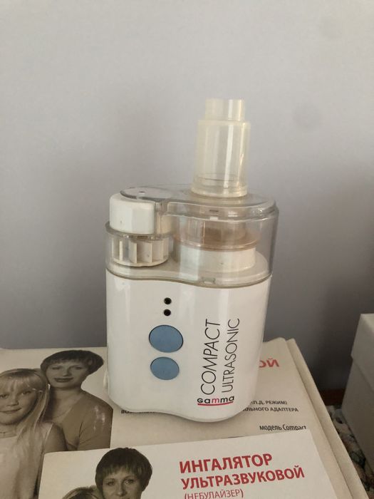 Ингалятор работает от сети.