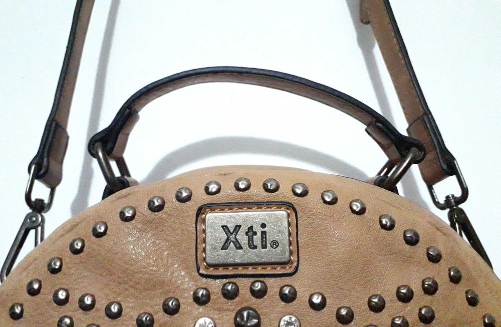 Mala de ombro/tiracolo em camel com tachas da XTI