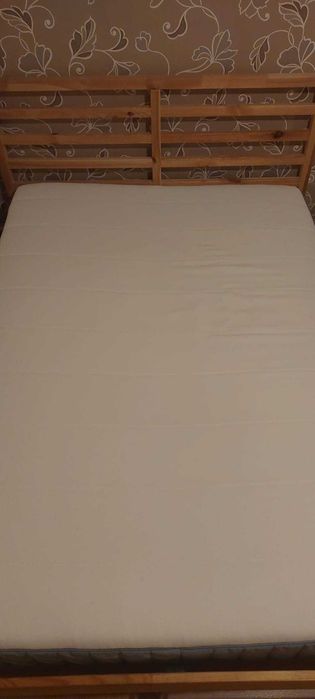 Cama de Casal com Colchão e Mesa de Cabeceira (em perfeito estado)