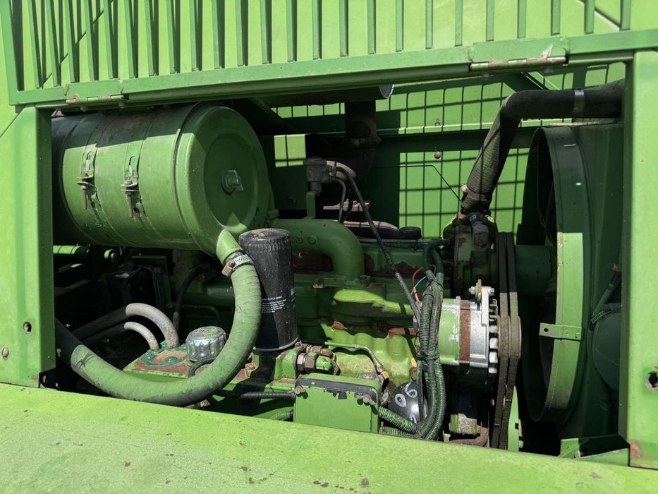 Продам комбайн джондір  1072