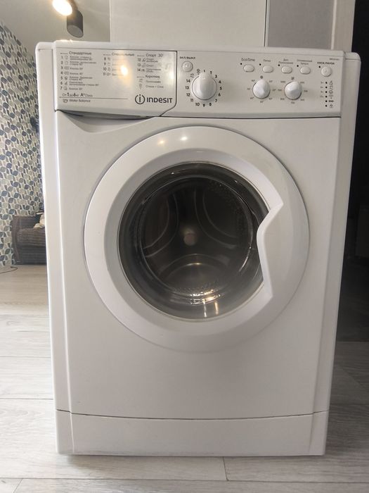 Продам Стиралку Indesit IWSC61051 рабочая