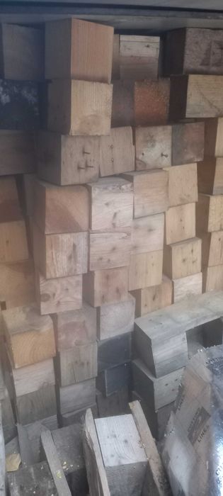 Kantówki i kostki z palet na opał.