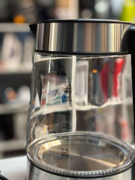 szklany czajnik elektryczny marki Amazon Basics 1,7L