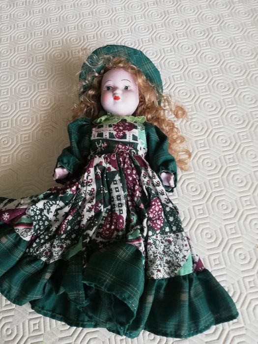 Bonita boneca em porcelana