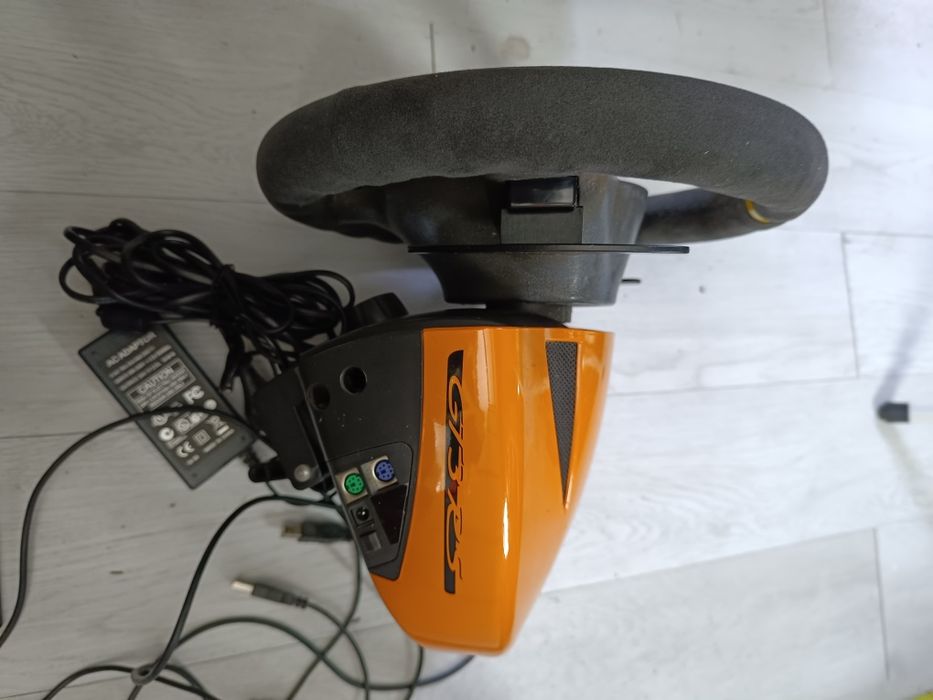 Volante Fanatec Porsche 911 GT3 RS v2 e Pedais Fanatec